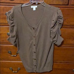 Brown sweater with gathered sleeves